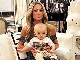 Paris Hiltonová ukázala spolenou fotku se synem Phoenixem (íjen 2023). Lidé...