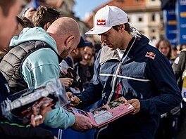 Rallye závodník Andreas Mikkelsen se na Hradanském námstí v Praze podepisuje...