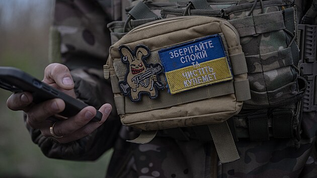 Zůstaň v klidu a čisti kulomet. Ukrajinský voják na avdijivské frontě (20. října 2023)
