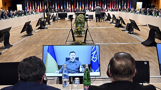 Volodymyr Zelenskyj vzd�len� z Ukrajiny na summitu Mezin�rodn� krymsk� platformy, kter� usiluje o obnoven� �zemn� celistvosti Ukrajiny a ukon�en� rusk� okupace krymsk�ho poloostrova. (24.��jna 2023)
