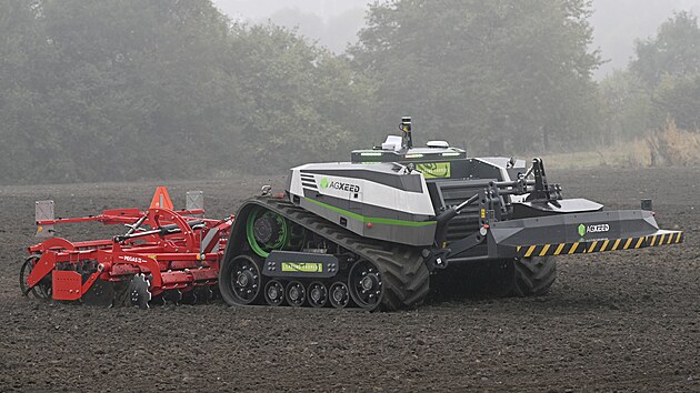 Autonomn� traktor AGbot v pra�sk� Ruzyni.