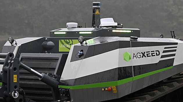 Autonomn� traktor AGbot v pra�sk� Ruzyni.
