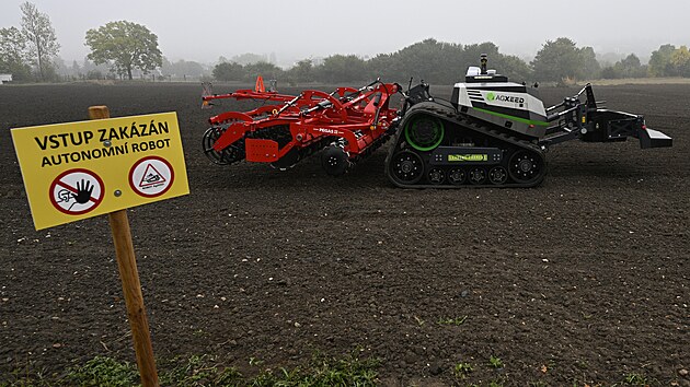 Autonomn� traktor AGbot v pra�sk� Ruzyni.
