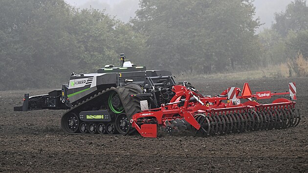 Autonomn� traktor AGbot v pra�sk� Ruzyni.