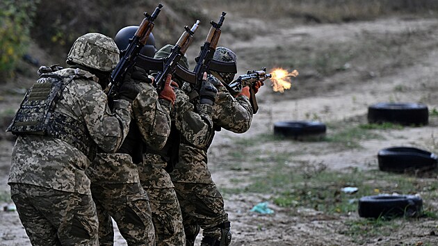 Pslunci nov vytvoenho praporu Sibi ukrajinskch ozbrojench sil se astn vojenskho cvien u Kyjeva. (24. jna 2023)