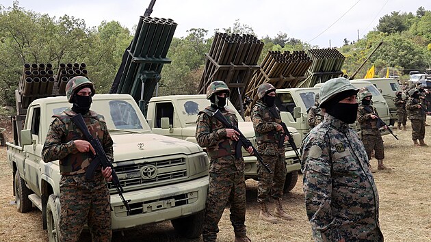 Bojovnci Hizballhu stoj u nkolika raketomet v jiholibanonsk vesnici Aaramta. (21. kvtna 2023)
