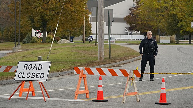 Policista stoj u uzavrky silnice pobl bowlingov drhy v Lewistonu ve stt Maine. (26. jna 2023)