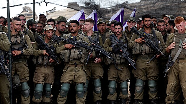 Izraelsk ministr obrany Joav Gallant se setkv s vojky u hranic s Psmem Gazy. (19. jna 2023)