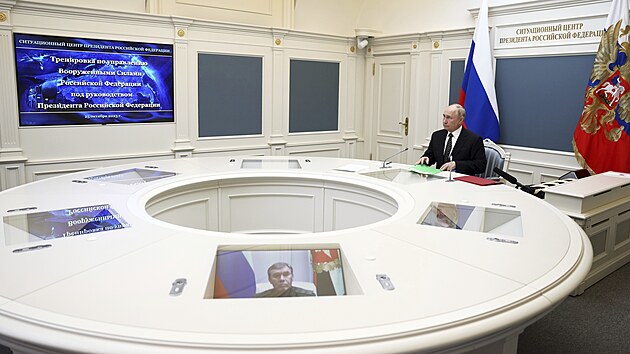 Rusk prezident Vladimir Putin prostednictvm videokonference sleduje cvien jadernch sil, pi kterm rusk armda vyplila mezikontinentln balistick rakety. (25. jna 2023)