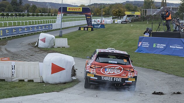 Stedoevropsk rallye, pedposledn zvod serilu mistrovstv svta (WRC), mla prvn menou rychlostn zkouku na dostihovm zvoditi ve Velk Chuchli.