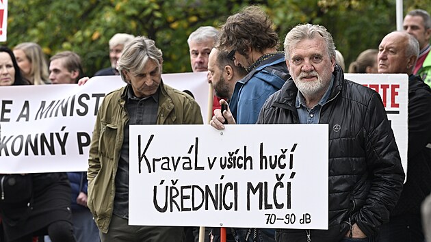 Demonstrace spolku Zdrav� pro Most p�ed ministerstvem zdravotnictv� kv�li ne�innosti Krajsk� hygienick� stanice v �steck�m kraji v souvislosti s hlukem z autodromu v Most� (24. ��jna 2023)