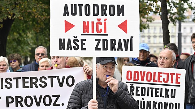 Demonstrace spolku Zdrav� pro Most p�ed ministerstvem zdravotnictv� kv�li ne�innosti Krajsk� hygienick� stanice v �steck�m kraji v souvislosti s hlukem z autodromu v Most� (24. ��jna 2023)