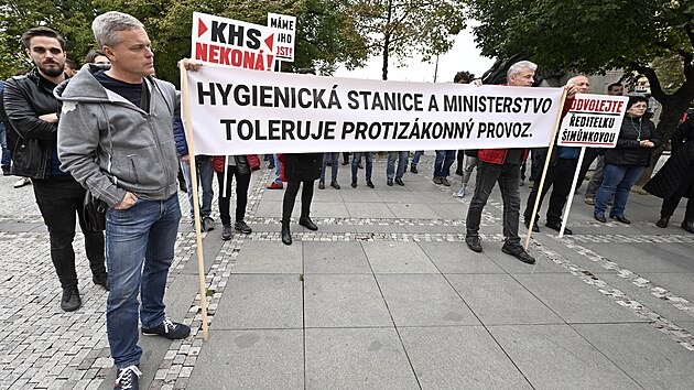 Demonstrace spolku Zdrav� pro Most p�ed ministerstvem zdravotnictv� kv�li ne�innosti Krajsk� hygienick� stanice v �steck�m kraji v souvislosti s hlukem z autodromu v Most� (24. ��jna 2023)