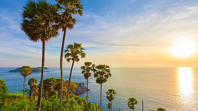 Phuket pat�� mezi obl�ben� zimn� destinace �esk�ch cestovatel�.