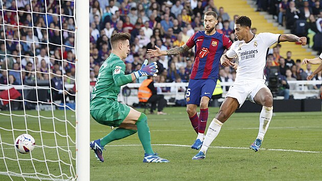Zlonk Jude Bellingham z Realu Madrid (vpravo) stl gl v utkn proti...