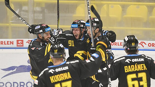 Hokejist Litvnova se raduj z glu Mate Sukela.