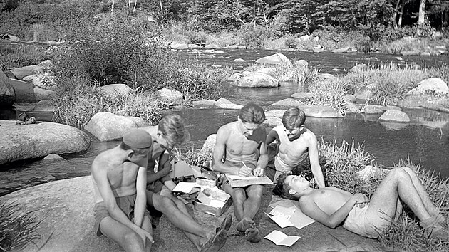 Jaroslav Foglar p�e kroniku na Rej��ku v roce 1942.