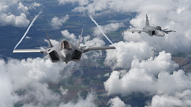 Letouny JAS-39 Gripen eskch vzdunch sil a americk stroj F-35 bhem Dn NATO v Ostrav