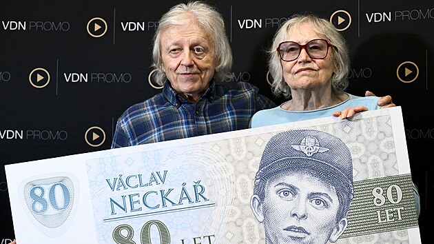 Vclav Neck a Marta Kubiov na tiskov konferenci k uveden pamtn bankovky
