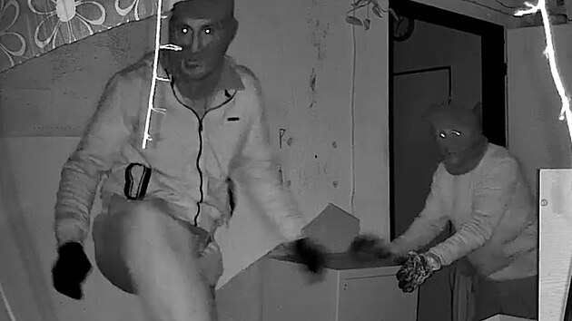 Kamerov� z�b�r kasa��, kte�� hrubou silou vytrhli trezor ze zdi ve Slezsk� Ostrav�.