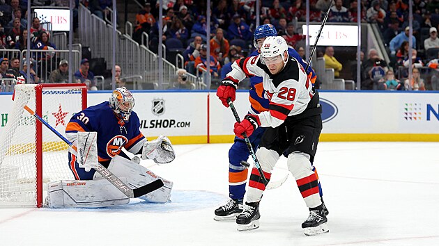 Timo Meier (v poped) z New Jersey se sna odehrt puk ped brankou NY Islanders, kterou ste  Ilja Sorokin.