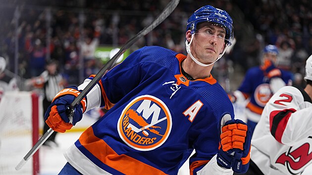 Brock Nelson z New York Islanders se raduje ze vstelen branky v zpase proti New Jersey.
