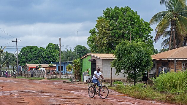 Venezuela si nárokuje území v sousední Guyaně. Tvrdí, že pravou hranicí mezi oběma zeměmi je řeka Essequibo. Na snímku je obec Lethem na západě Guyany. (7. června 2023)