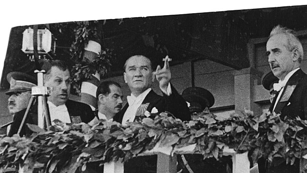 Otec modern�ho Turecka Mustafa Kemal Atat�rk na archivn� fotografii (29. ��jna 1933)