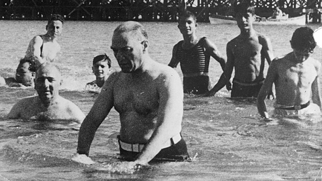 Otec modern�ho Turecka Mustafa Kemal Atat�rk se koupe na istanbulsk� pl�i Florya. (nedatov�no)