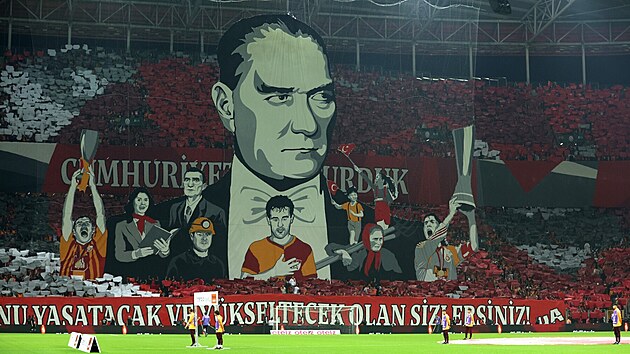 Turecko slav sto let existence. Fotbalov kluby Beikta a Galatasaray proto vzdaly poctu otci modern republiky Mustafovi Kemalu Atatrkovi. (21. jna 2023)