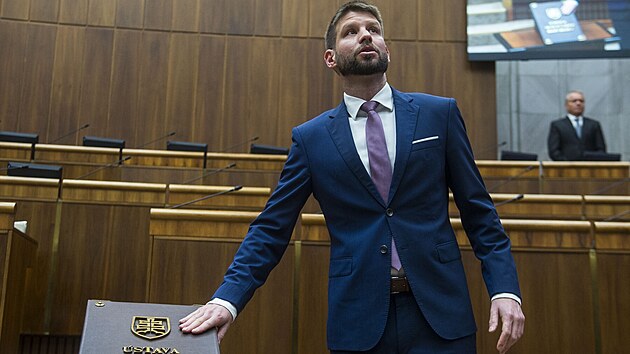 Ve slovensk� N�rodn� rad� se konala ustavuj�c� sch�ze. Nov� poslanci skl�dali slib, p�i n�m� se dotkli slovensk� �stavy. Na sn�mku je p�edseda strany Progresivn� Slovensko Michal �ime�ka. (25. ��jna 2023)