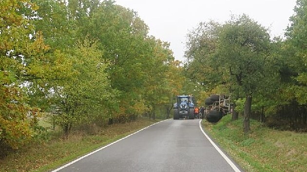 Dva traktory se srazily na silnici mezi obcemi Dobev a Kestany.