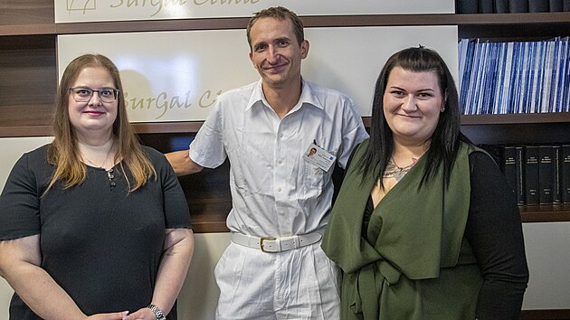 Brn�nsk� SurGal Clinic l��� opera�n�mi z�kroky komplexn� metabolick� poruchy, kter� souvis� s morbidn� obezitou. Na sn�mku prim�� chirurgie Tom� Paseka s pacientkami Mark�tou Jaro�ovou (vlevo) a Magdal�nou Matulovou.