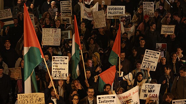 Iniciativa Ne nam jmnem! ve stedu odpoledne pod dal demonstraci na podporu Palestiny. (25. jna 2023)