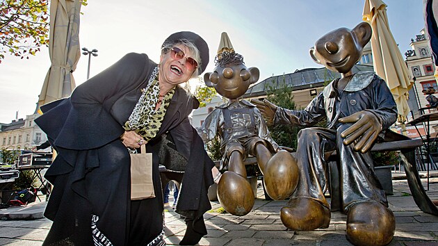 Na plze�sk� n�m�st� se vr�tila opraven� socha Hurv�nka, jeho� pohyblivou hlavu urazili mlad�ci p�i no�n�m tahu m�stem. Na sn�mc�ch autorka sochy v�tvarnice Lea Vivot. (23. ��jna 2023)