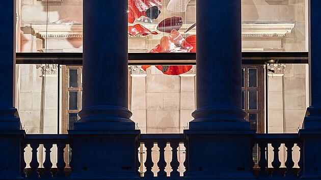 Run vyroben umleck dlo skl z novoborskho Lasvitu nov zdob londnsk Raffles Hotel, kter se otevel v prostorch bvalch vojenskch kancel (tzv. Old War Office). Velkoformtov umleck instalace Poppies neboli Vl mky vzdv hold vlenm hrdinm. (9/2023)