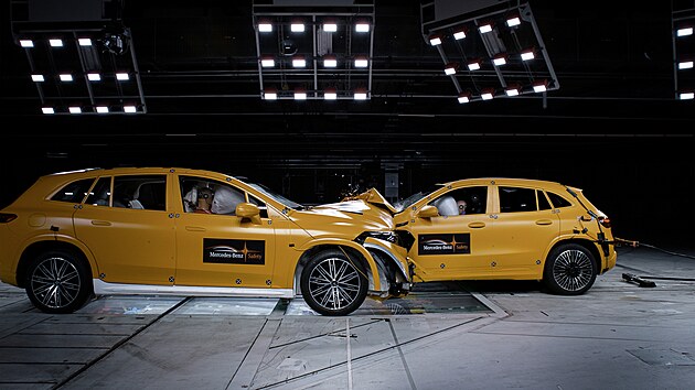 Crash-test Mercedes EQS SUV a EQA