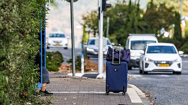 Obyvatel msta sed u svch zavazadel na autobusovm ndra, kdy se v rmci evakuace pipravuje na odjezd z msta Kirjat mona v severnm Izraeli u hranic s Libanonem. (19. jna 2023)