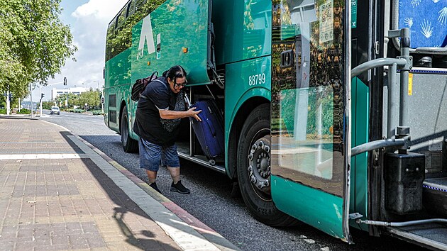 ena nakld sv zavazadlo do autobusu, kdy se v rmci evakuace pipravuje na odjezd z msta Kirjat mona v severnm Izraeli u hranic s Libanonem. (19. jna 2023)
