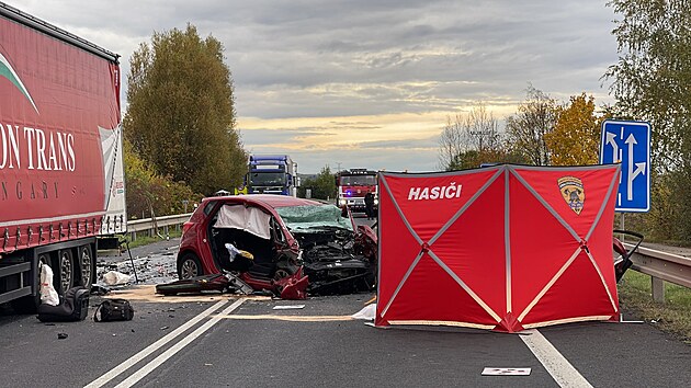 Zchrann sloky zasahuj u nehody u obce Tebz na Kladensku. Srka osobnho a nkladnho auta si vydala dv obti. (26. jna 2023)