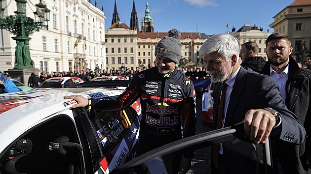 Prezident Petr Pavel nahl s pilotem Erikem Caisem do jeho zvodnho vozu.