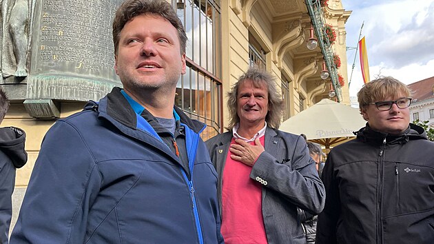 Klausova shromdn ped Obecnm domem se zastnil i politik Radek Vondrek a ekonom Miroslav evk.