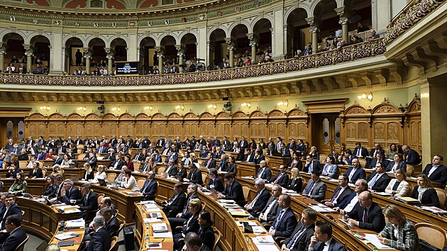 lenov vcarskho parlamentu zasedaj v sle Nrodn rady v Bernu. (11. prosince 2023)