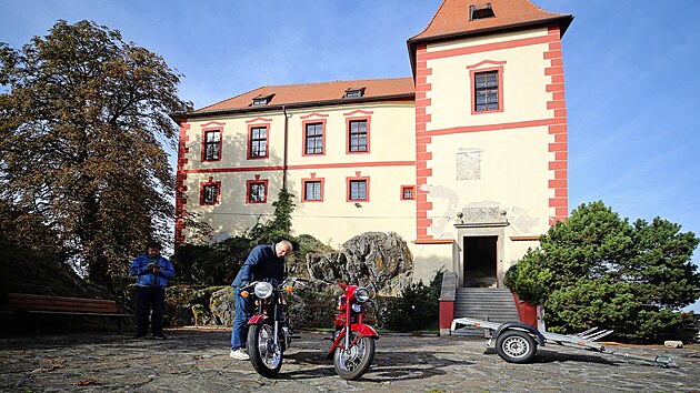 Hrad Kmen ek nsledujc ti roky generln rekonstrukce. Z hradu se musely odsthovat veker exponty, vetn kolekce historickch motocykl.