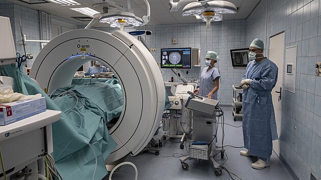 S pomoc mobilnho rentgenu dokou chirurgov v Mstsk nemocnici Ostrava zkrtit operace o polovinu doby, pro pacienty je zkrok etrnj. (19. jna 2023)