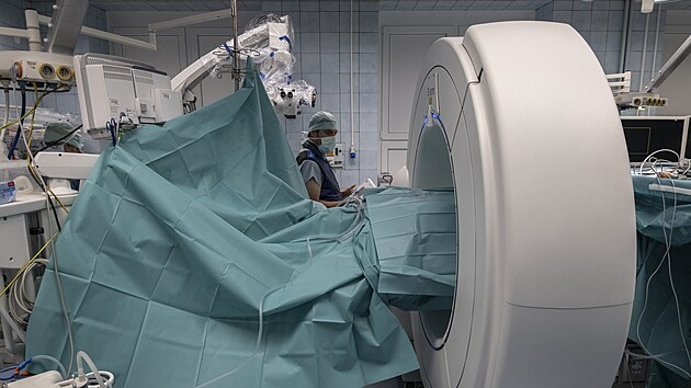 S pomoc mobilnho rentgenu dokou chirurgov v Mstsk nemocnici Ostrava zkrtit operace o polovinu doby, pro pacienty je zkrok etrnj. (19. jna 2023)