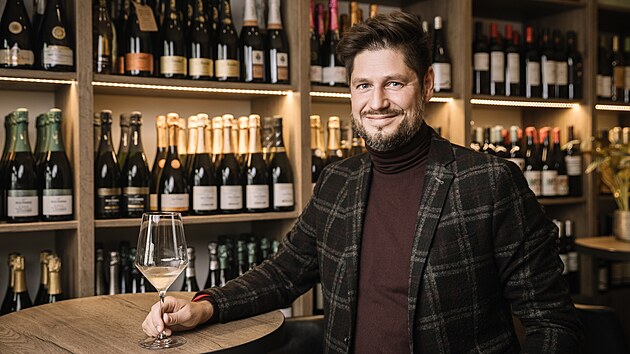 Sommelier a vina Arseny Dobuev. Jeho prask podnik Wine Office se specializuje na dovoz cavy - umivho vna z Katalnska. (24. jna 2023)