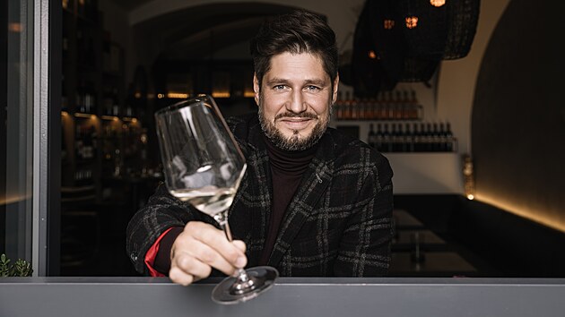 Sommelier a vina Arseny Dobuev. Jeho prask podnik Wine Office se specializuje na dovoz cavy - umivho vna z Katalnska. (24. jna 2023)