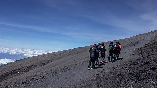 esk vprava stanovila nov svtov rekord ve vstupu na Kilimandro. (6. jna 2023)