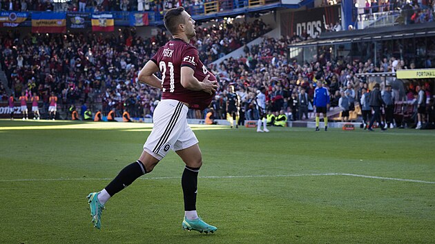 Spar�ansk� st�elec Jakub Pe�ek se raduje z g�lu do s�t� �esk�ch Bud�jovic.